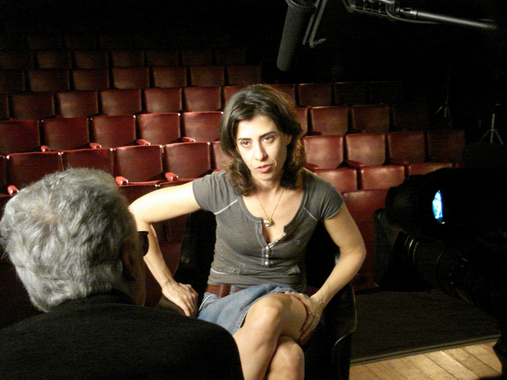 Aqui, Coutinho estabeleceu um paralelo impressionante entre as mulheres de verdade e as atrizes de verdade. Quando Andréa Beltrão não segura as lágrimas ao ?interpretar? uma mulher que não chora, é impossível se conter. Mas, além da comparação, há a investigação. As atrizes são entrevistadas em seguida sobre o processo de ?tradução? das personagens. E quando você acha que não poderia haver mais, um golpe final - Reprodução