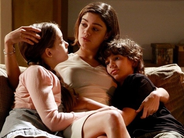 Em "Sangue Bom", Amora promete que vai cuidar dos filhos da irmã