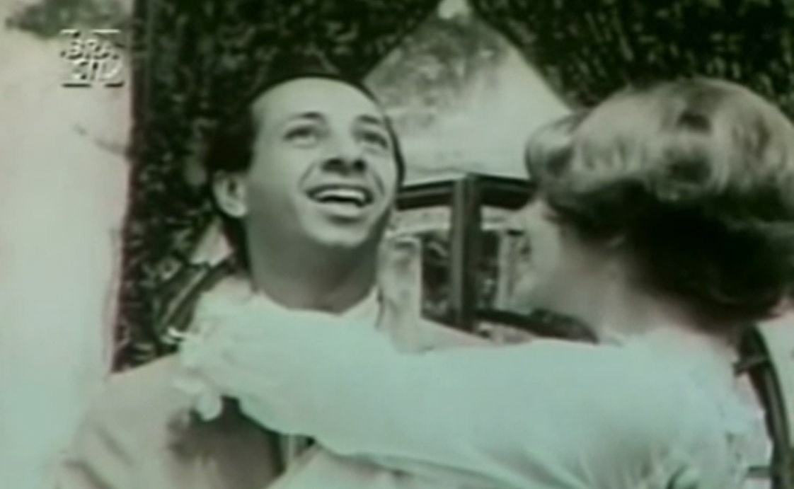 O primeiro longa-metragem de Eduardo Coutinho não foi um documentário. Essa comédia política se passa num país fictício chamado Reserva 17 e acompanha as desventuras de um jovem que tenta descontar o cheque de 100 mil strikmas recebido de um homem misterioso. Coutinho usa a história nonsense para fazer comentários sobre burocracia e corrupção e ainda alfinetar a ditadura, quando o personagem principal termina preso. Flávio Migliaccio, Marília Pêra e Hugo Carvana estão no elenco - Reprodução