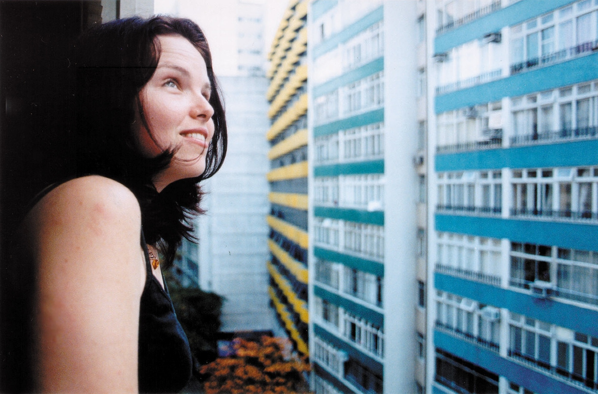 ?Primeiro, eu tento Piaget. Se não dá certo, eu parto para Pinochet?. A frase é de uma das cenas mais marcantes de ?Edifício Master?, mosaico dos habitantes de Copacabana que Coutinho dirigiu em 2002 e um de seus melhores filmes. Ele invade os apartamento de 27 moradores do prédio que batiza o filme, do síndico que fala a frase do início do texto a uma garota de programa e um jogador de futebol aposentado. O conjunto desarmônico ajuda a construir uma imagem da sociedade carioca - Reprodução