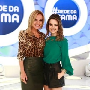 Sandy posa ao lado de Eliana durante o quadro "Rede da Fama"