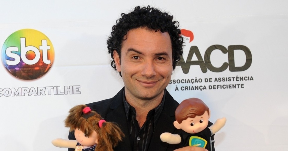 25.out.2013 - O humorista e integrante do "CQC" Marco Luque posou com os bonecos oficiais do Teleton