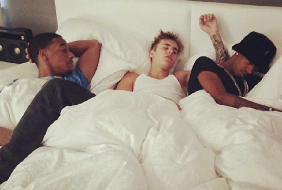 26.out.2013 - Justin Bieber aparece dormindo entre os rappers Lil Za e Lil Twist em foto publicada na web. O clique inusitado foi compartilhado no Instagram de Lil Za. A imagem causou polêmica entre as fãs do astro teen nas redes sociais