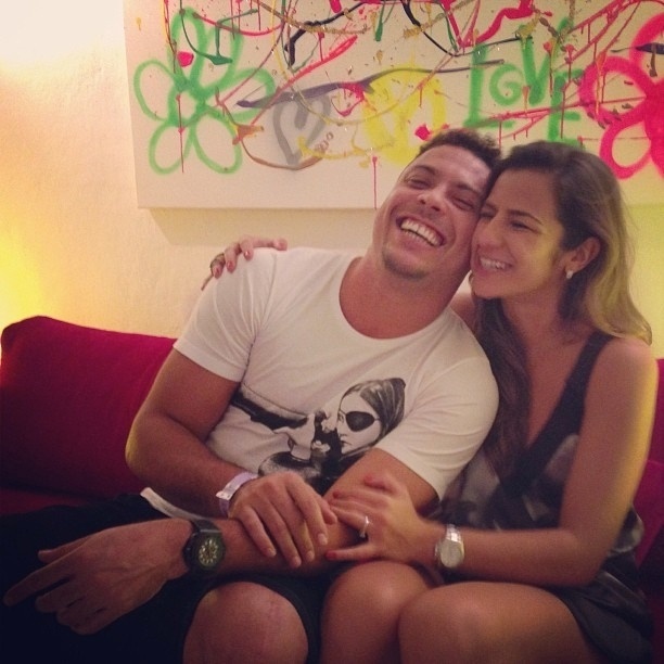 26.out.2013 - Ronaldo e Paula Morais posam apaixonados. O casal sorridente foi clicado em um momento de intimidade por uma amiga de Paula. A imagem foi compartilhado no Facebook da menina, que revelou na legenda que é muito fã do ex-craque.
