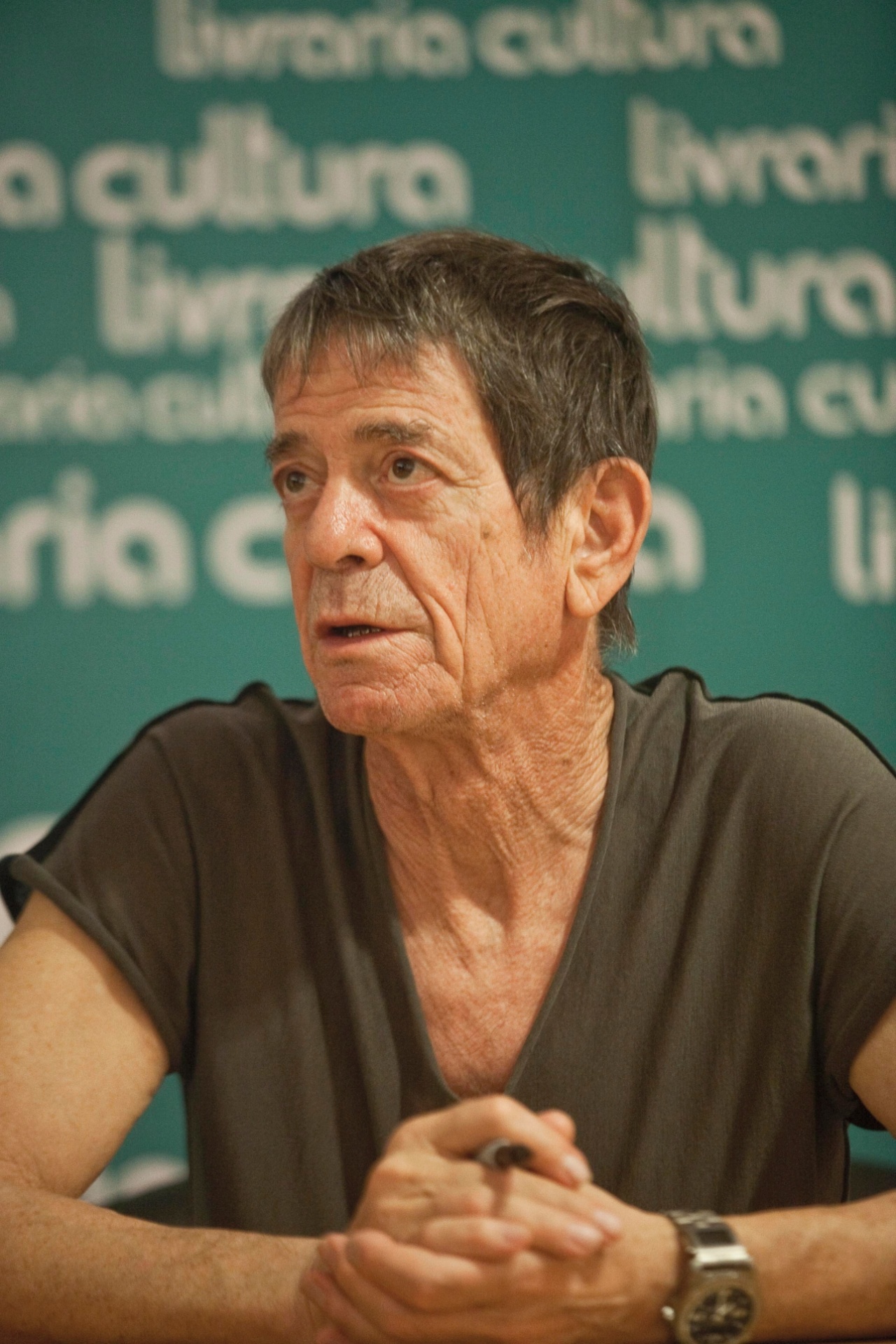 27.out.2013 - Em 2010, Lou Reed esteve no Brasil. O astro internacional participou de uma sessão de autógrafos na Livraria Cultura, em São Paulo - Folha Press