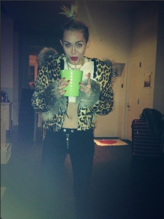 27.out.2013 - Miley Cyrus comemorou com cigarro e bebida o sucesso da turnê de seu álbum, "Bangerz". A cantora divulgou imagem da celebração e exibiu a barriga de fora