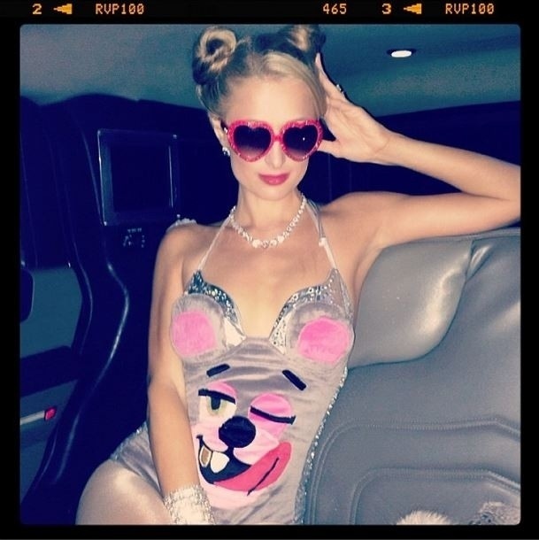 27.out.2013 - Paris Hilton se fantasiou de Miley Cyrus para uma festa do Dia das Bruxas