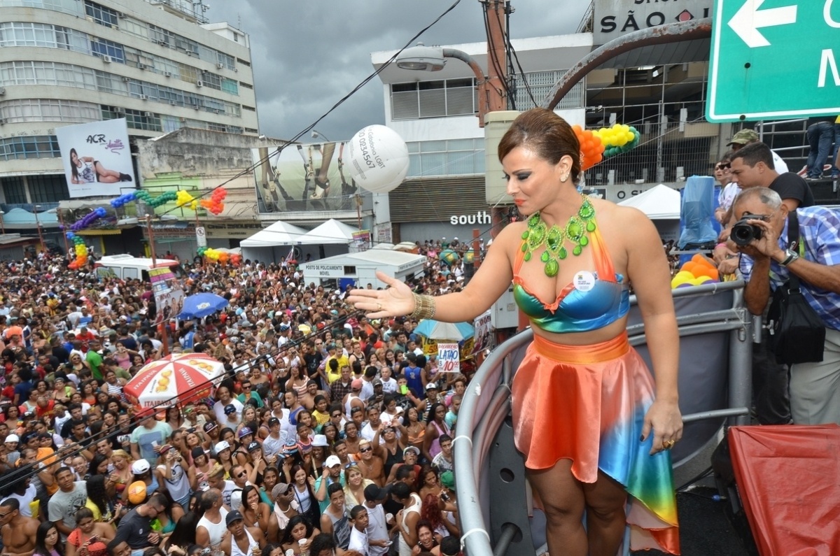 27.out.2013 - Viviane Araújo é a madrinha da 13ª edição da Parada do orgulho LGBT de Madureira, neste domingo (27), no Rio. Com o tema 