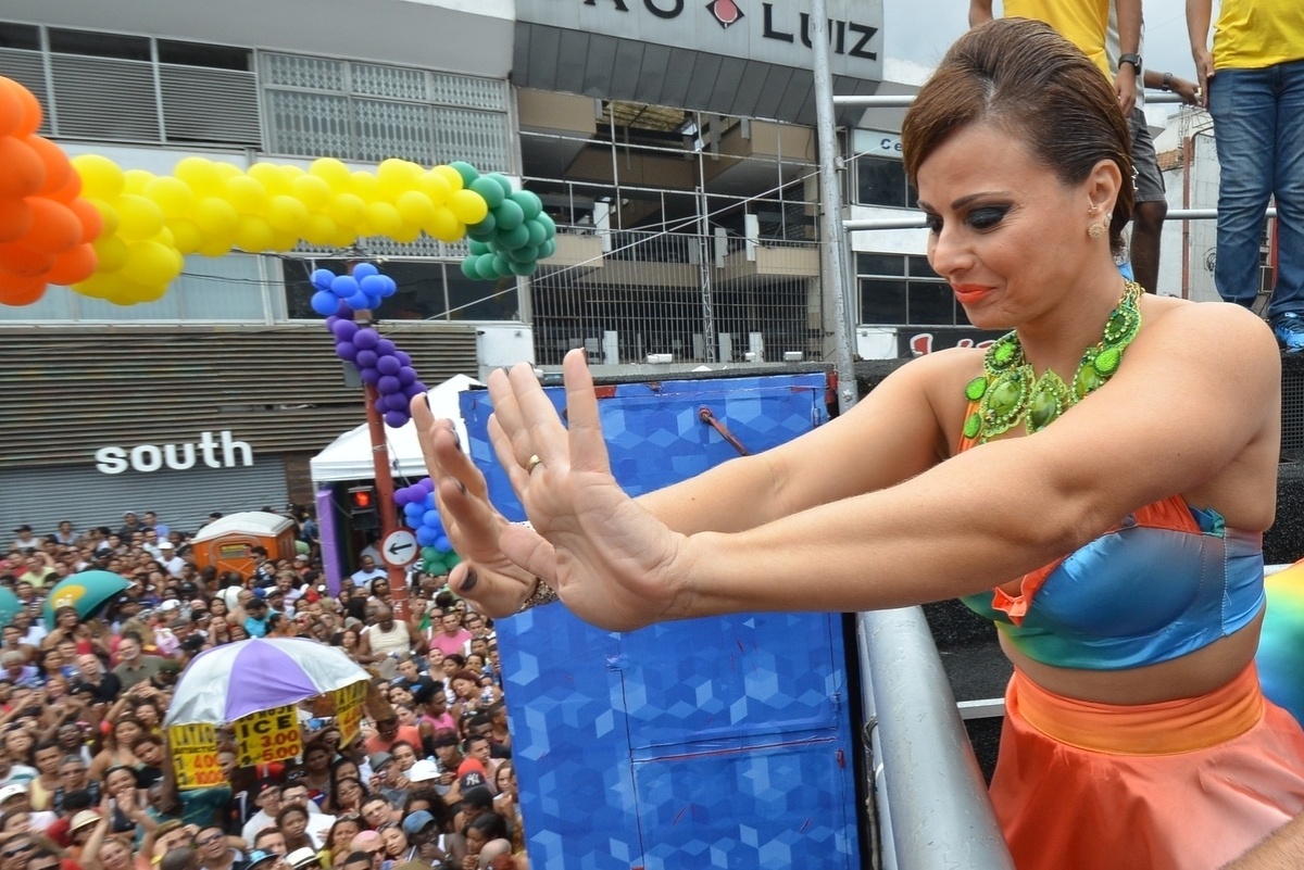 27.out.2013 - Viviane Araújo é a madrinha da 13ª edição da Parada do orgulho LGBT de Madureira, neste domingo (27), no Rio. Com o tema 