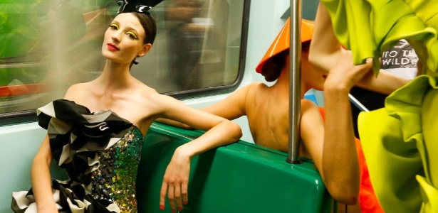 A modelo Débora Müller posa dentro de vagão durante desfile que percorreu a linha verde do metrô de São Paulo - Alexandre Schneider/UOL