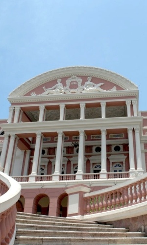 Teatro Amazonas, em Manaus (AM). Construção histórica datada de 1896 foi levantada no auge do Ciclo da Borracha como símbolo de riqueza da capital amazonense e faz parte do roteiro clássico turístico da cidade
