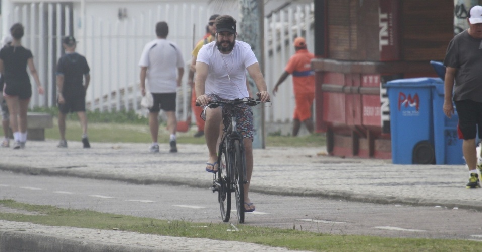 28.out.2013 - Barbudo, Murilo Benício anda de bicicleta na praia da Barra, na zona oeste do Rio