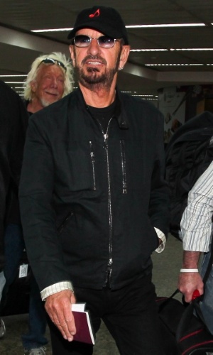 28.out.2013 - O músico Ringo Starr, famoso por ter sido baterista dos Beatles, desembarca no aeroporto de Guarulhos, em São Paulo. Ele está no Brasil para uma série de shows com a sua All Starr Band. Nesta terça-feira (29), Ringo se apresenta no Credicard Hall, na capital paulista