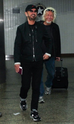 28.out.2013 - O músico Ringo Starr, famoso por ter sido baterista dos Beatles, desembarca no aeroporto de Guarulhos, em São Paulo. Ele está no Brasil para uma série de shows com a sua All Starr Band. Nesta terça-feira (29), Ringo se apresenta no Credicard Hall, na capital paulista
