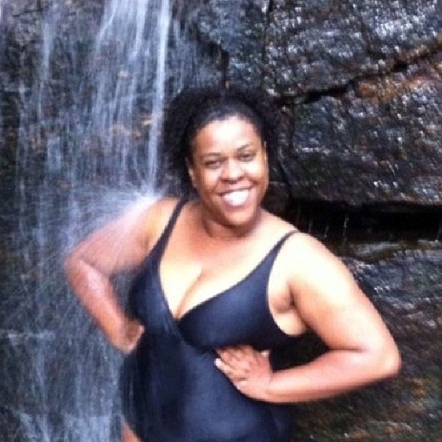 28.out.2013- Após caminhada, Cacau Protássio relaxa em banho de cachoeira: "Nada melhor", escreveu a atriz no Instagram