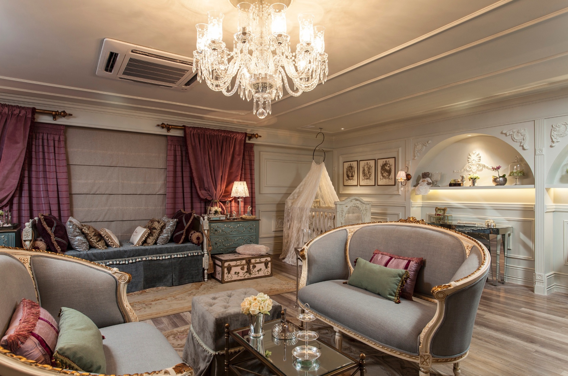 A mistura de cores clássicas e de texturas - nas borseries, adornos de parede e tecidos - criam uma Suíte do Bebê incomum. O ambiente, assinado pelas designers de interiores Marília Summers e Andréa Micherif, tem referências francesas. Dividida em duas mostras, a 19ª Casa Cor Bahia segue até dia 03 de novembro de 2013 nos estacionamentos do Shopping Iguatemi, em Salvador, e do Boulevard Shopping, em Feira de Santana - Xico Diniz/ Divulgação