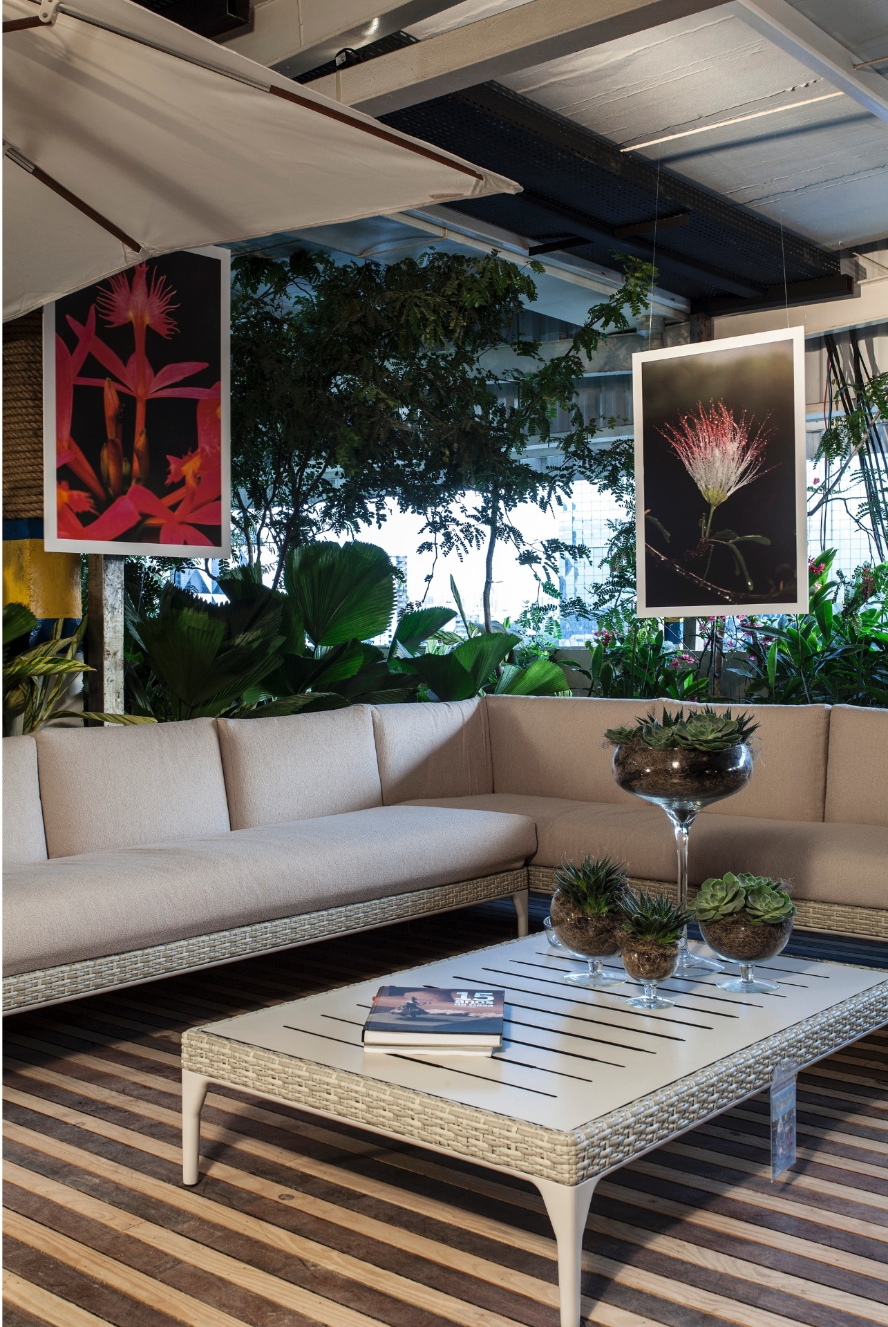 O Paisagismo da Praça Newton Rique, ou Praça de Encontro, foi desenvolvido pelo engenheiro agrônomo Alex Sá Gomes. No ambiente destaque para o deck de madeira, que alterna ripas escuras e claras. No espaço, as texturas ainda são vistas no acabamento dos móveis. Dividida em duas mostras, a 19ª Casa Cor Bahia segue até dia 03 de novembro de 2013 nos estacionamentos do Shopping Iguatemi, em Salvador, e do Boulevard Shopping, em Feira de Santana - Xico Diniz/ Divulgação