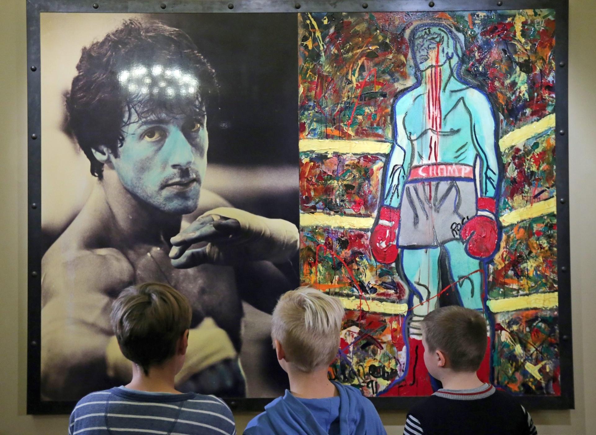 Sylvester Stallone expõe quadros expressionistas no museu de São Petersburgo - ANATOLY MALTSEV/EFE