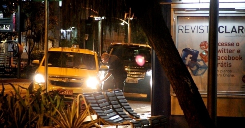 28.out.2013 - A diretora Amora Mautner e a atriz Paula Burlamaqui se envolveram em um acidente de carro com um taxista no bairro do Leblon, no Rio de Janeiro