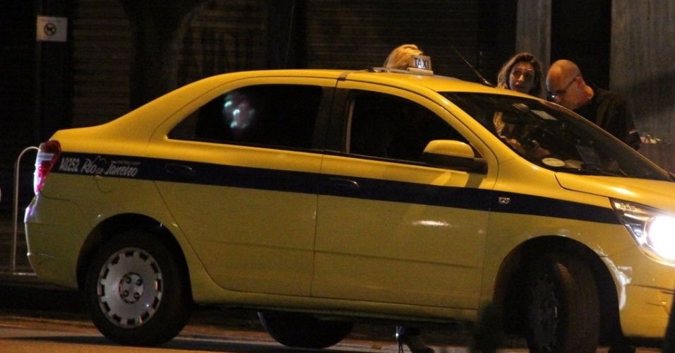 28.out.2013 - A diretora Amora Mautner e a atriz Paula Burlamaqui se envolveram em um acidente de carro com um taxista no bairro do Leblon, no Rio de Janeiro