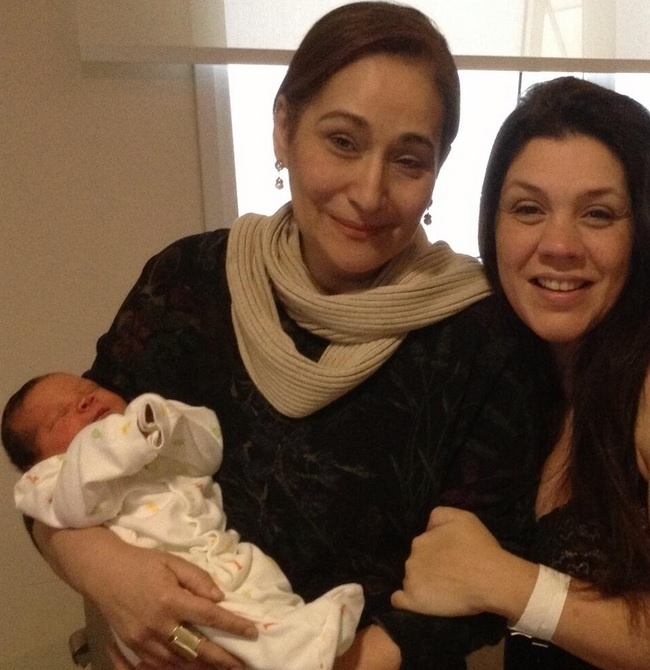 29.out.2013 - A apresentadora Sônia Abrão visitou Simony na maternidade onde está internada em São Paulo. A cantora deu à luz Anthony na última sexta, seu quarto filho