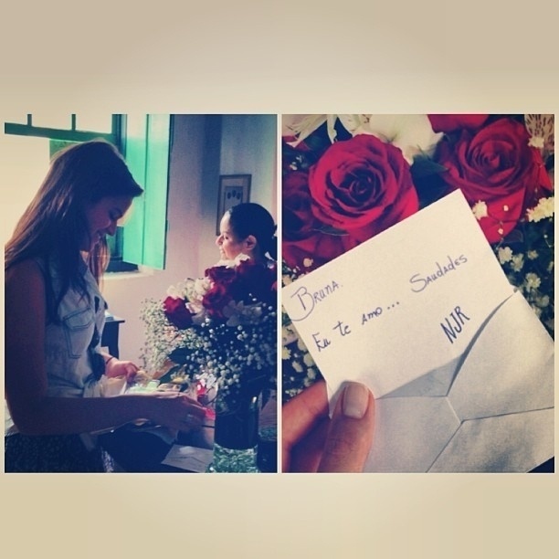 29.out.2013 - Bruna Marquezine recebeu flores do namorado, o jogador Neymar. 