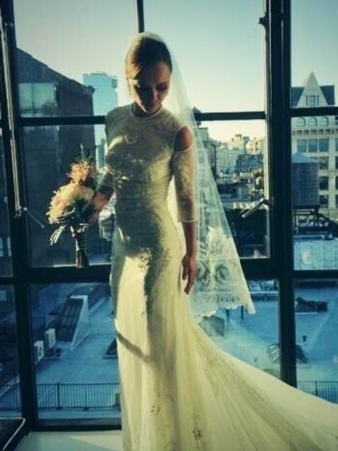 29.out.2013 - Christina Ricci se casou no último final de semana em Nova York com o também ator James Heerdegen. A atriz divulgou uma imagem vestida de noiva. Ela usou um vestido Givenchy