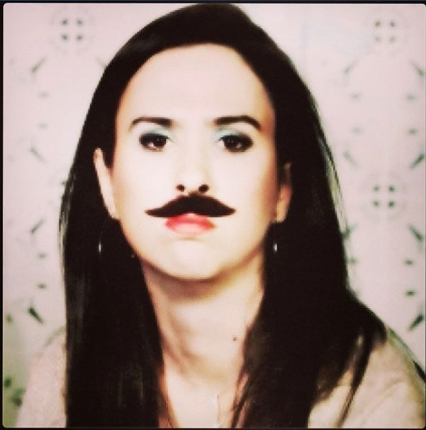 29.out.2013- Tatá Werneck faz graça e posa de bigode: "Sem maquiagem", escreveu ela na legenda da foto no Instagram