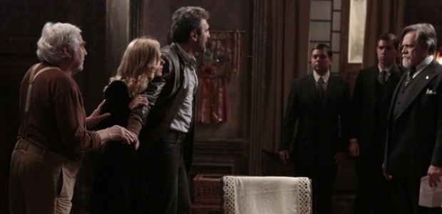 Em "Joia Rara", Ernest descobre fuga de Iolanda e a tranca na mansão