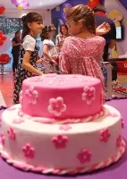 Comemoração de aniversário infantil em salão de beleza dá direito