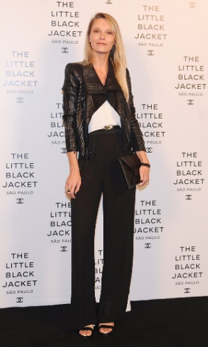 29.out.2013 - A modelo Joice Buttenbender prestigia a exposição "The Little Black Jacket" da grife Chanel, na OCA, no Parque do Ibirapuera, em São Paulo