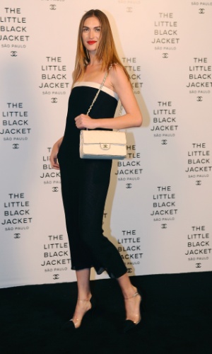29.out.2013 - A modelo Tania Pozzebom prestigia a exposição "The Little Black Jacket" da grife Chanel, na OCA, no Parque do Ibirapuera, em São Paulo