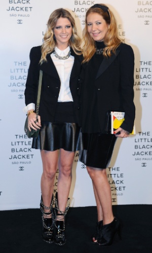 29.out.2013 - Heleninha Bordon e Donata Meirelles prestigiam a exposição "The Little Black Jacket" da grife Chanel, na OCA, no Parque do Ibirapuera, em São Paulo