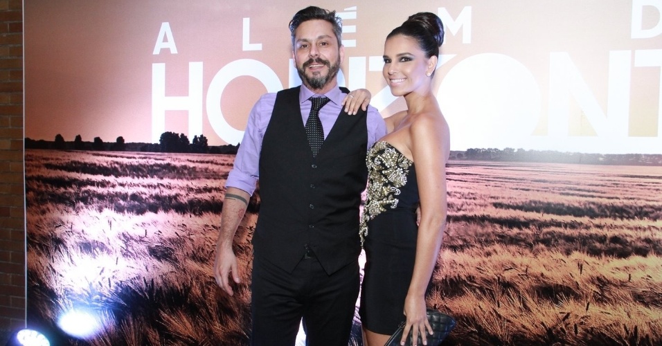 30.out.2013 - Alexandre Nero e Mariana Rios posam juntos na festa de "Além do Horizonte"