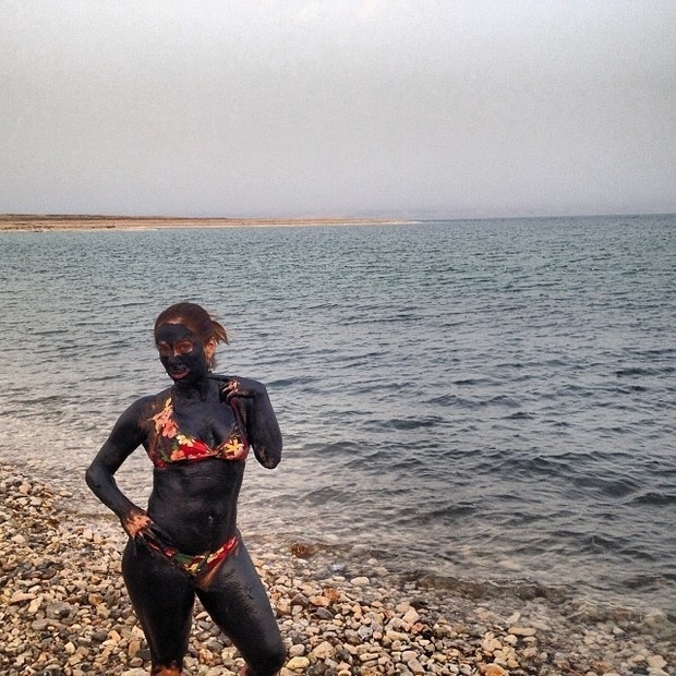 30.out.2013 - Cissa Guimarães se cobriu de lama do Mar Morto durante viagem ao Oriente Médio. "Lameada (sic) no Mar Morto", escreveu ela. A lama do Mar Morto é usada em tratamentos cosméticos, ela ajuda a renovar a pele