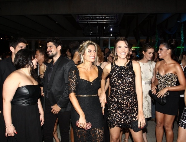 30.out.2013 - Flávia Alessandra e Juliana Paiva, que viverão mãe e filha em "Além do Horizonte", posam juntas na festa