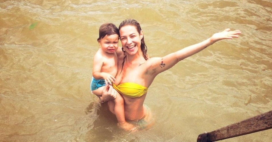 30.out.2013 - Luana Piovani tomou banho de rio com o filho Dom em Belém. O registro foi divulgado pela atriz por meio da sua página do Twitter