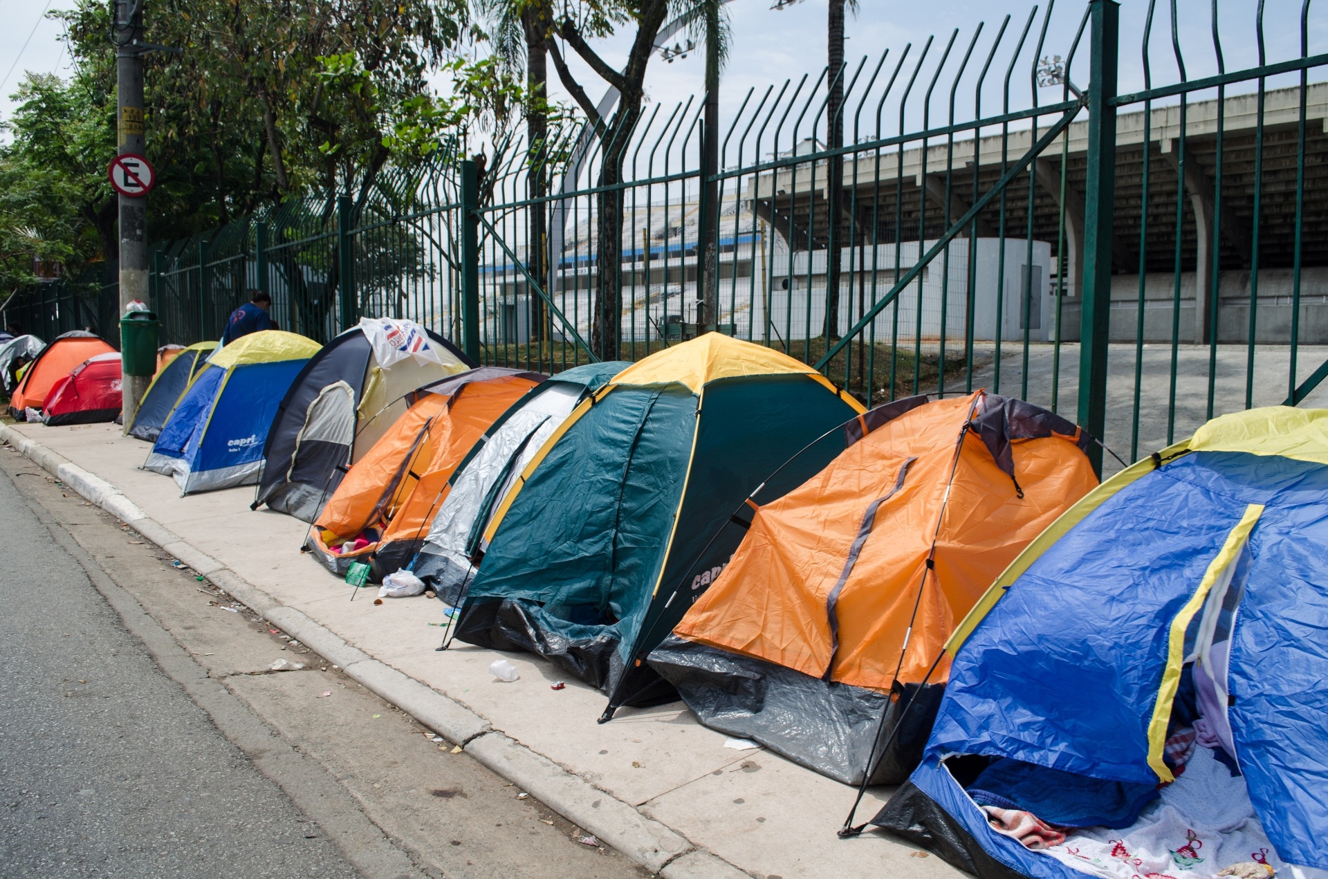 30.out.2013 - Mesmo com proibição, fãs de Justin Bieber voltam a montar barracas em frente ao Anhembi. O show acontece no dia 2 de novembro - ANTôNIO MIOTTO/FOTOARENA/ESTADÃO CONTEÚDO