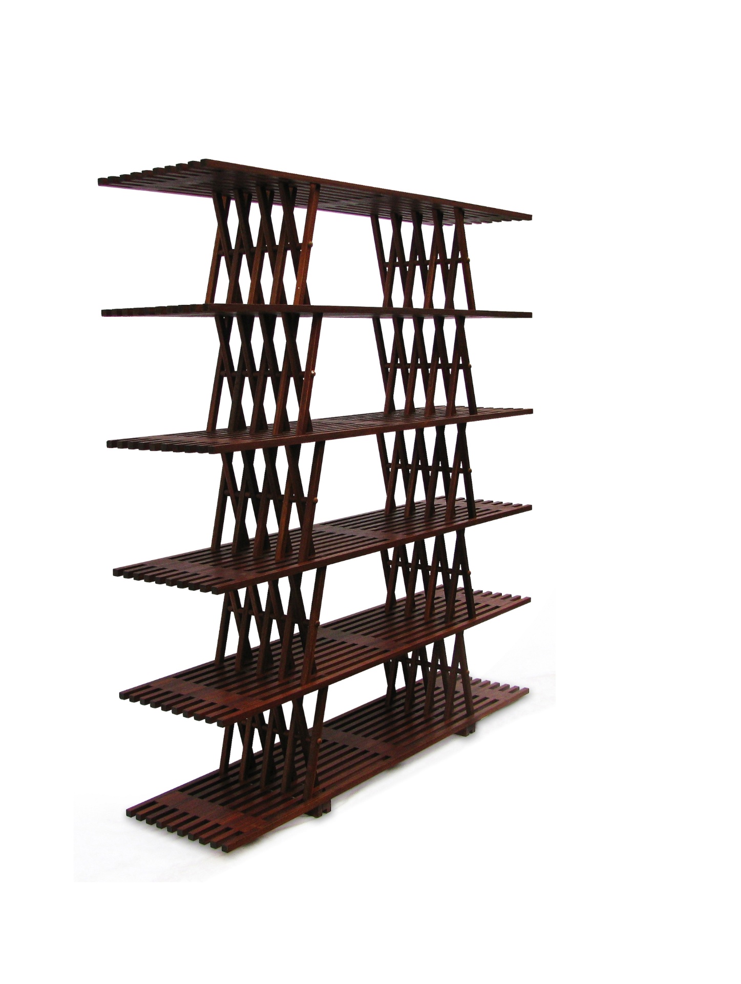 Assinada pelo designer Paulo Dias, a estante Ibitirati é produzida em madeira tingida. A peça mede 194 cm por 180 cm por 42 cm e pode ser comprada na Clami (11 2252-3112) por R$ 8.077 I Preços pesquisados em outubro de 2013 e sujeitos a alterações - Divulgação