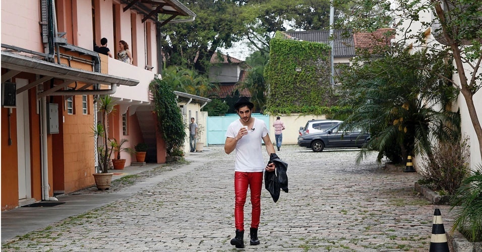 Fiuk toma café e caminha pelos estúdios do "Coletivation", em São Paulo