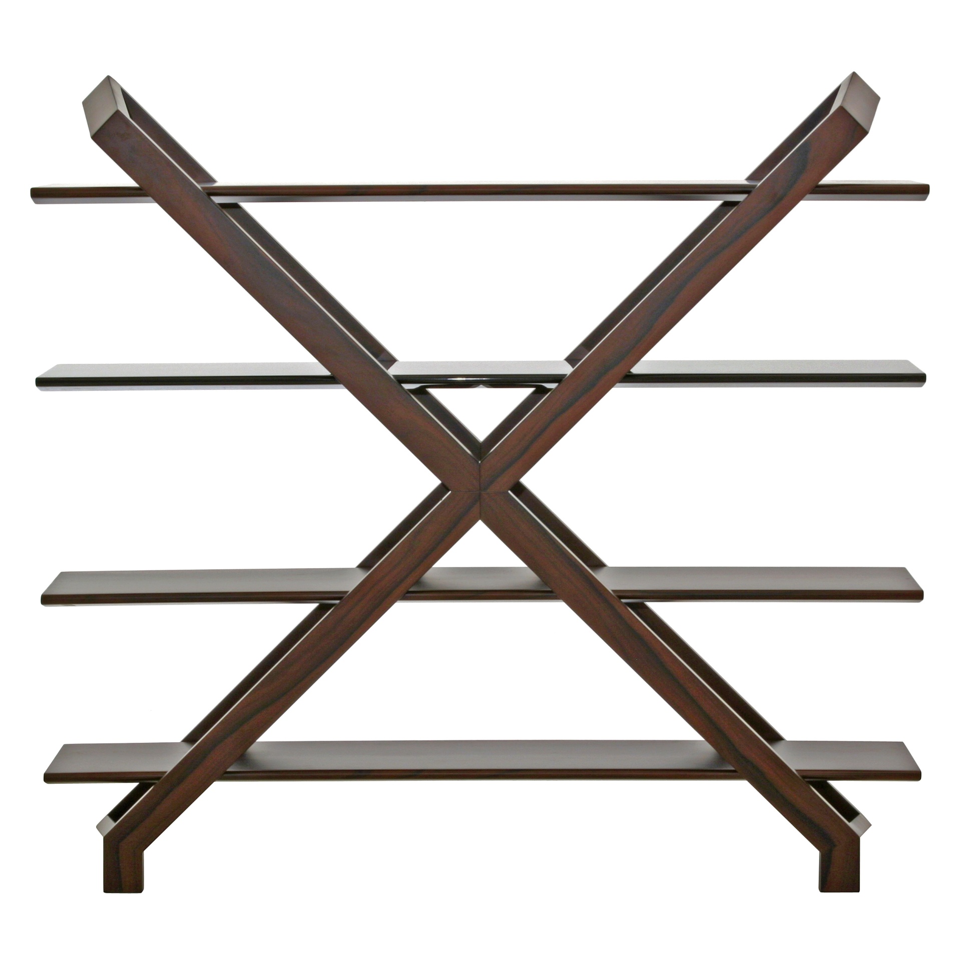 Desenhada pelos designers Graça Kazan e Luiz Mario Moura, a estante Iguape (158 cm por 36 cm por 149 cm) é produzida em madeira e possui planos vazados, cortados por prateleiras flutuantes. A peça é vendida por R$ 10.396 na Breton Actual (www.breton.com.br) I Preços pesquisados em outubro de 2013 e sujeitos a alterações - Divulgação