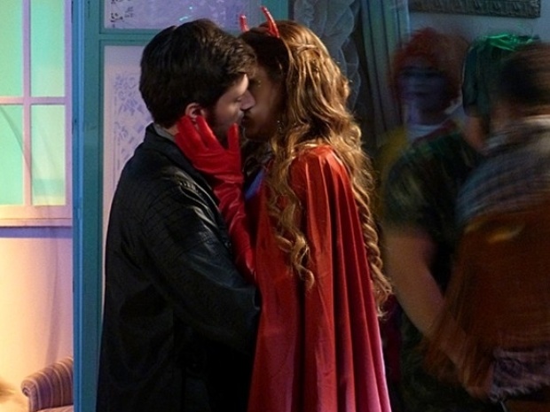 Em "Malhação", Anita beija Martin na festa cosplay e Ben fica arrasado