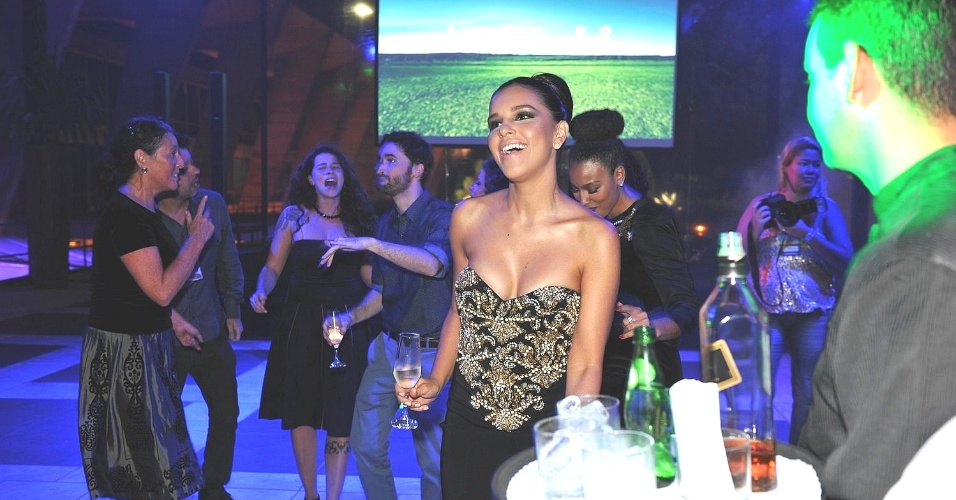 30.out.2013 - Mariana Rios se diverte na festa