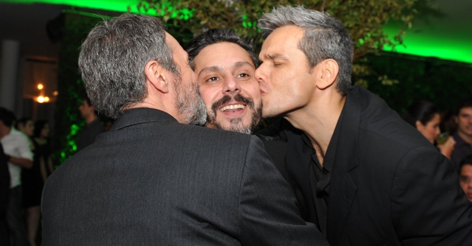 30.out.2013 - O diretor da novela, Ricardo Waddington e Otaviano Costa beijam Alexandre Nero durante a festa
