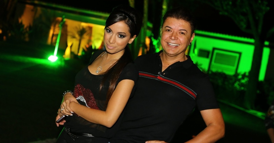 30.out.2013 - Anitta e David Brazil no aniversário de 37 anos do ator Paulo Gustavo na Sociedade Hípica do Rio de Janeiro