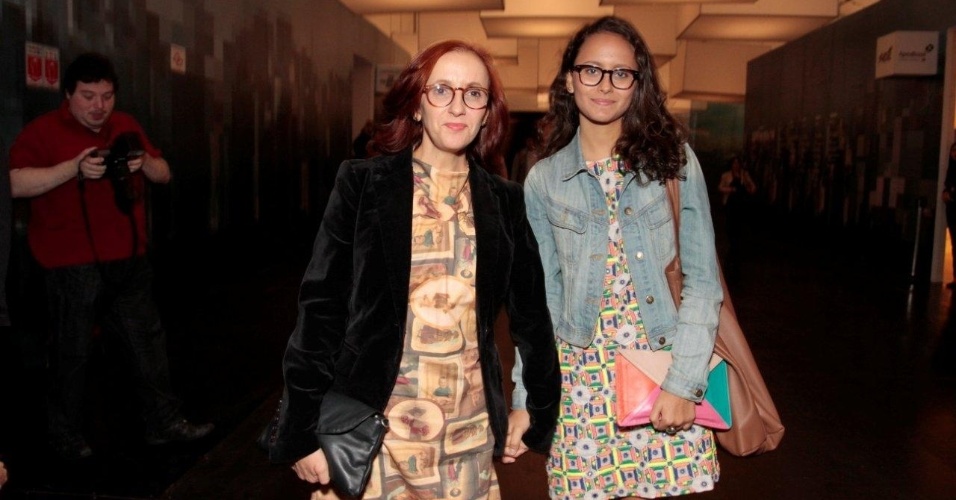 31.out.2013 - Gorete Milagres e a filha, Alice, prestigiaram o quarto dia de desfiles da edição outono/inverno 2014 do São Paulo Fashion Week, semana de moda paulista