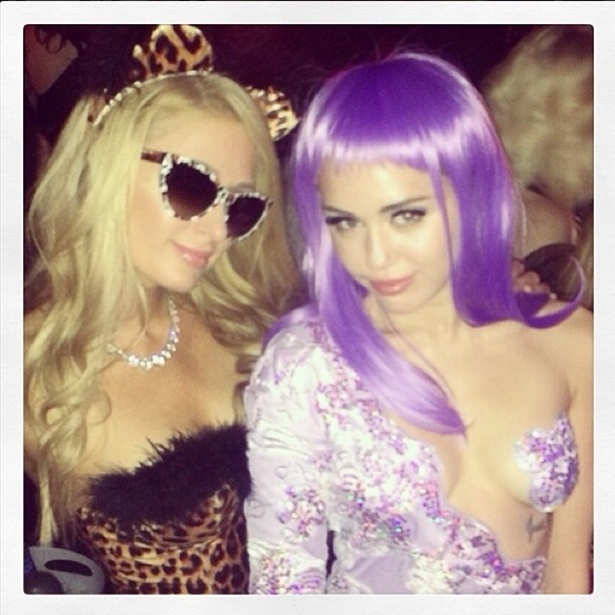 31.out.2013 - No dia do Halloween, Paris Hilton publica em seu Instagram foto ao lado de Miley Cyrus em uma festa em Los Angeles. Paris foi com uma fantasia de oncinha, enquanto Miley se vestiu como a rapper Lil Kim