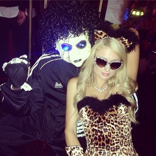 31.out.2013 - No dia do Halloween, Paris Hilton publica em seu Instagram foto ao lado de Snoop Dogg em uma festa em Los Angeles. Paris foi com uma fantasia de oncinha e o rapper usou uma máscara assustadora