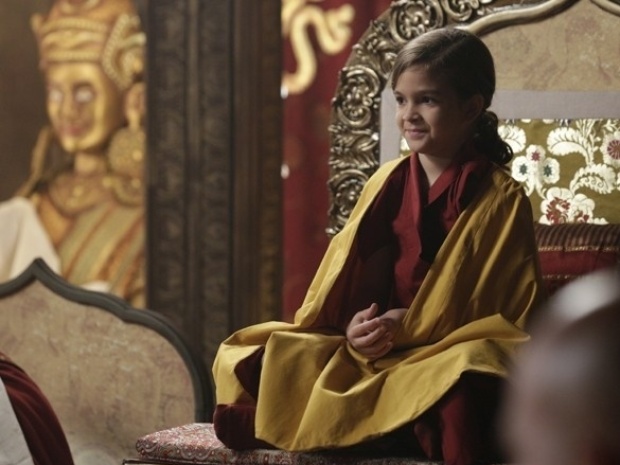 Em "Joia Rara", Pérola aparece caracterizada com trajes budistas