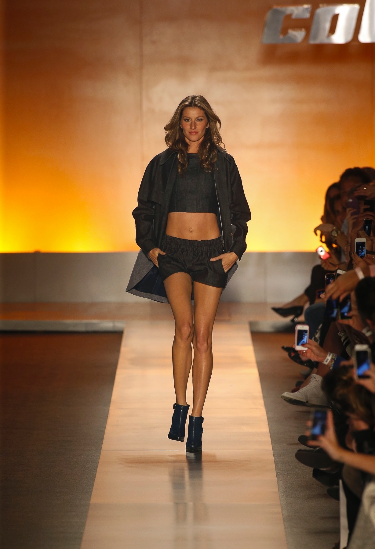 31.out.2013 - Gisele Bündchen entrou na passarela vestindo short curto esportivo, top cropped (miniblusa) e casaco pesado - Alexandre Schneider/UOL